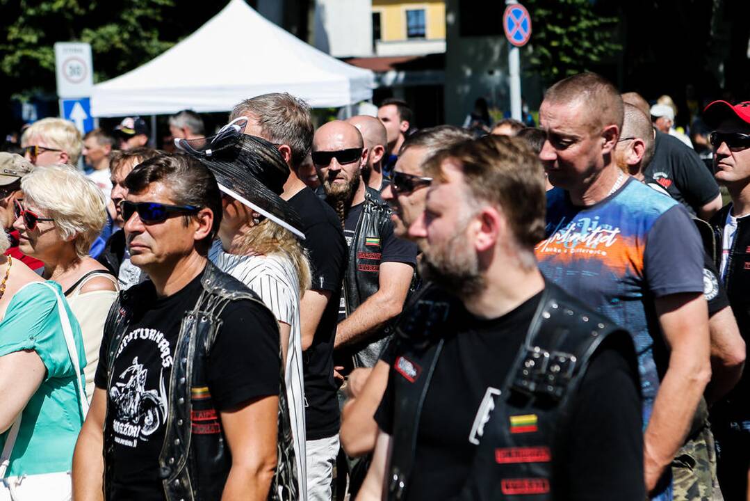 Atidengta skultūra baikeriams