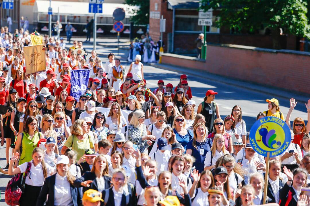 Vasaros estradoje liejosi liaudies dainos ir muzika