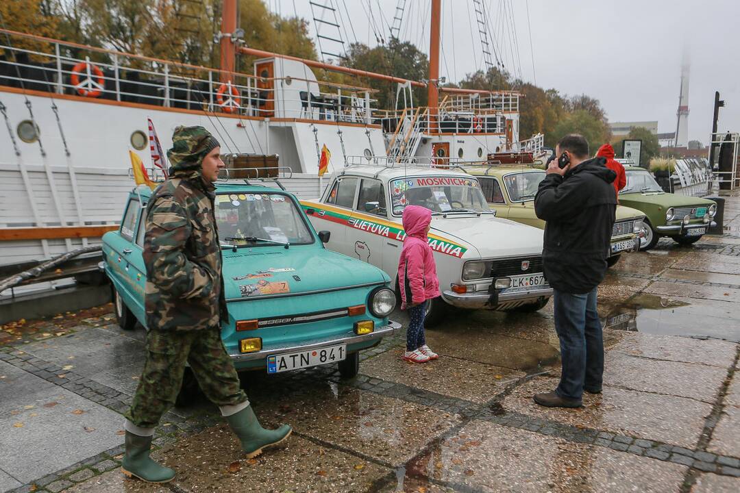 Senos mašinos traukė pasivaikščioti Dangės krantine