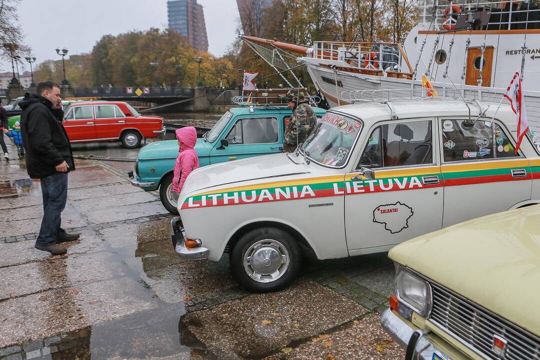 Senos mašinos traukė pasivaikščioti Dangės krantine