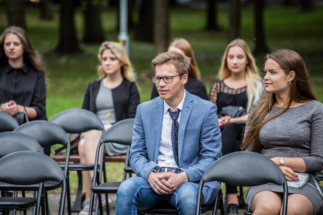 Meras pasveikino šimtukininkus