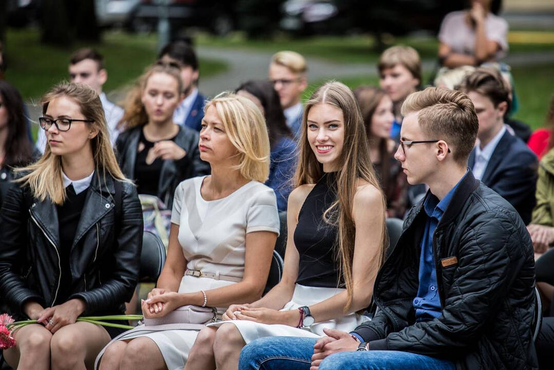 Meras pasveikino šimtukininkus
