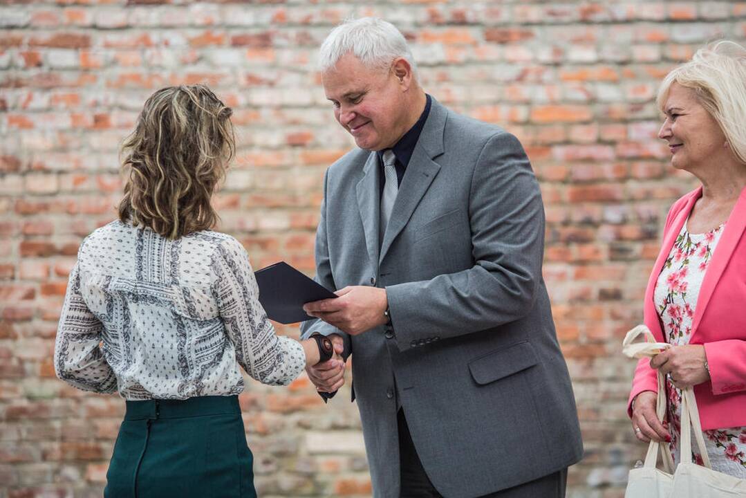 Meras pasveikino šimtukininkus