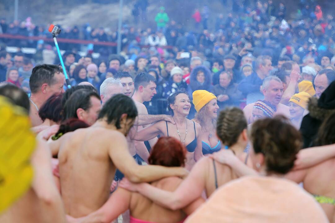 Sveikuoliai nėrė į Baltijos jūrą