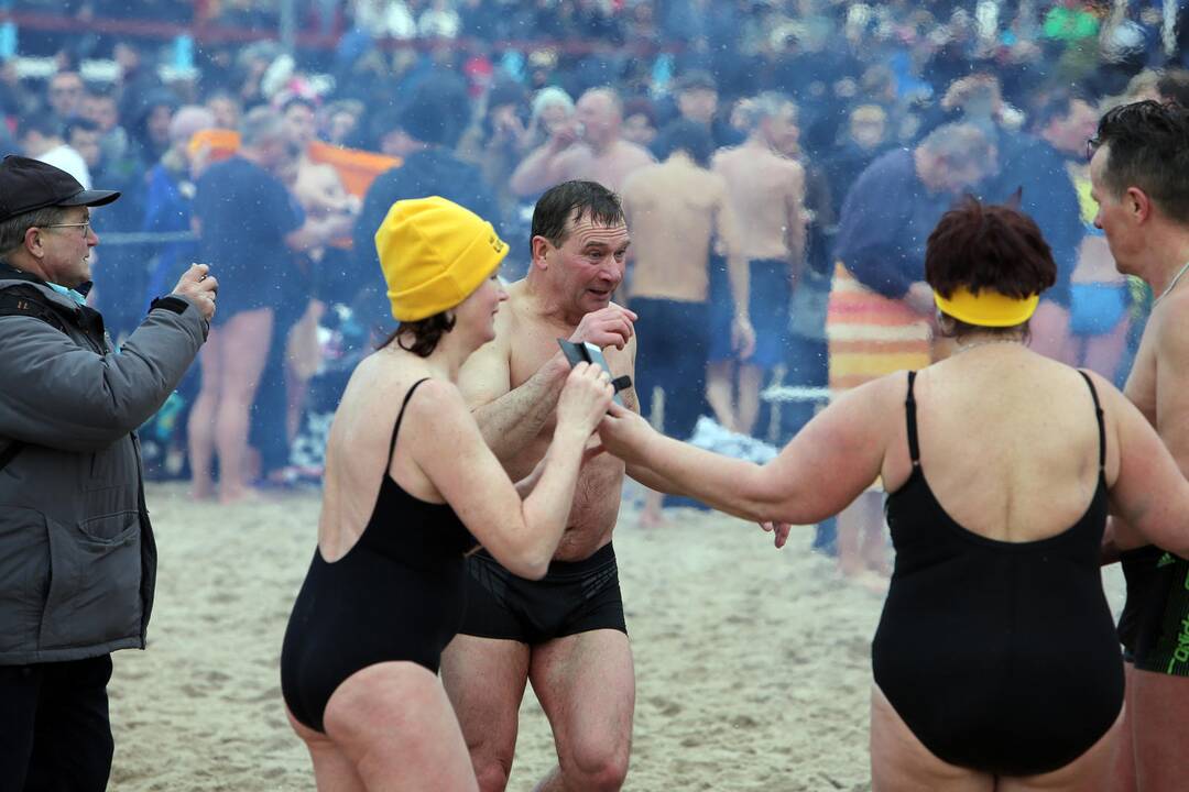 Sveikuoliai nėrė į Baltijos jūrą