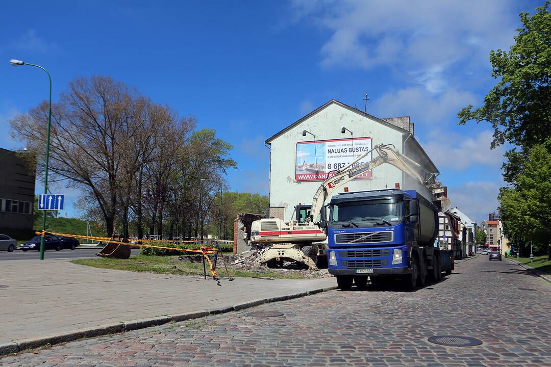 Griaunamas sandėliukas