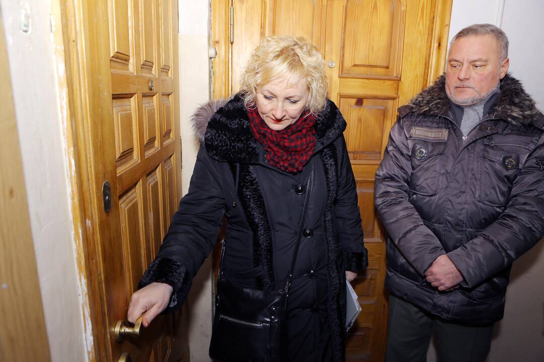 Savivaldybės darbuotojams nepavyko patekti į apleistą butą