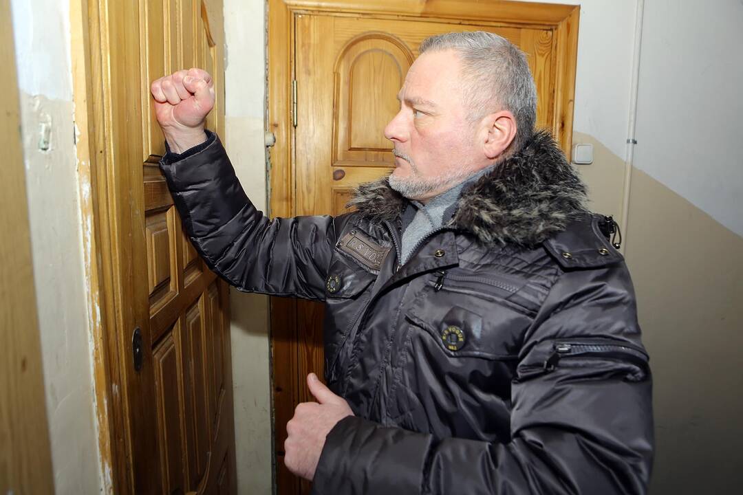 Savivaldybės darbuotojams nepavyko patekti į apleistą butą
