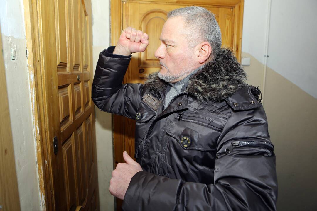 Savivaldybės darbuotojams nepavyko patekti į apleistą butą