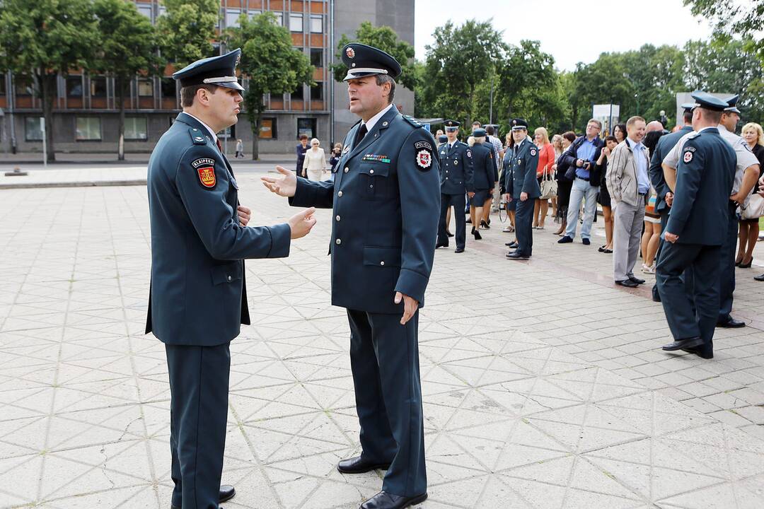 Klaipėdoje atsisveikinta su patyrusiais pareigūnais, prisaikdinti nauji policininkai  Skaitykite daugiau: http://klaipeda.diena.lt/naujienos/klaipeda/miesto-pulsas/klaipedoje-atsisveikinta-su-patyrusiais-pareigūnais-prisaikdinti-nauji-policininkai-637527#