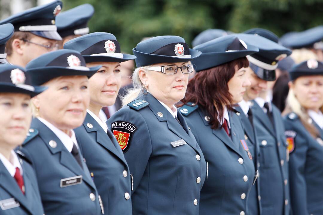 Klaipėdoje atsisveikinta su patyrusiais pareigūnais, prisaikdinti nauji policininkai  Skaitykite daugiau: http://klaipeda.diena.lt/naujienos/klaipeda/miesto-pulsas/klaipedoje-atsisveikinta-su-patyrusiais-pareigūnais-prisaikdinti-nauji-policininkai-637527#