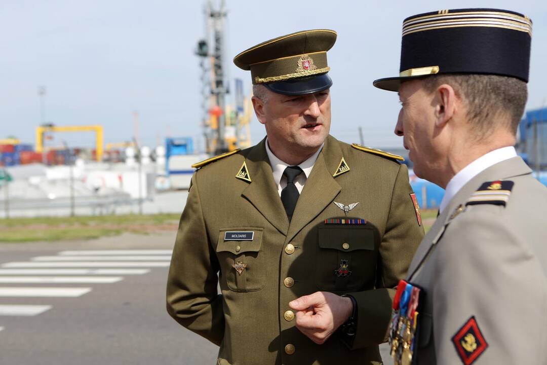 Padėtos gėlės prie žuvusių prancūzų kalinių paminklo