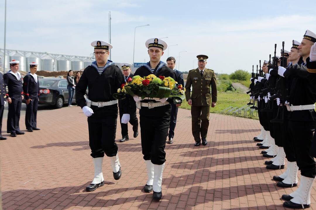 Padėtos gėlės prie žuvusių prancūzų kalinių paminklo