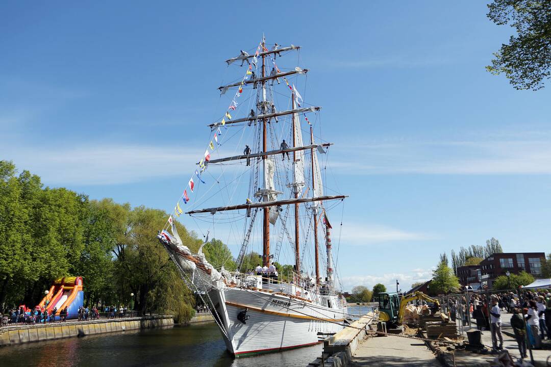 Meridianas pakėlė bures