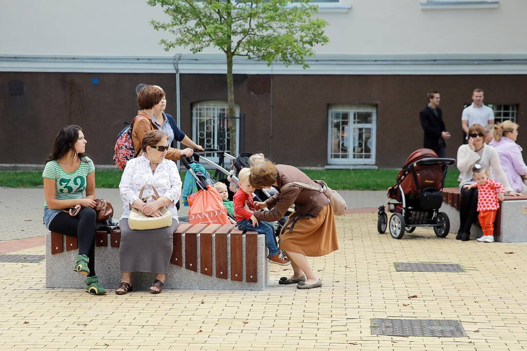 Nauji Mažvydo alėjos suoliukai