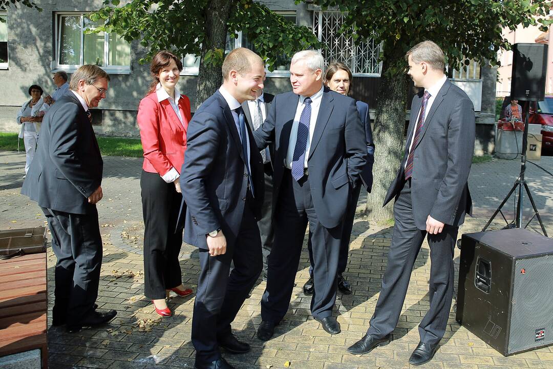 Nauji Mažvydo alėjos suoliukai