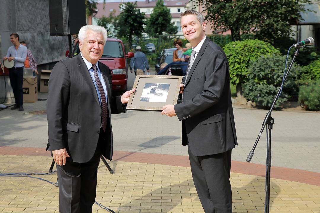 Nauji Mažvydo alėjos suoliukai