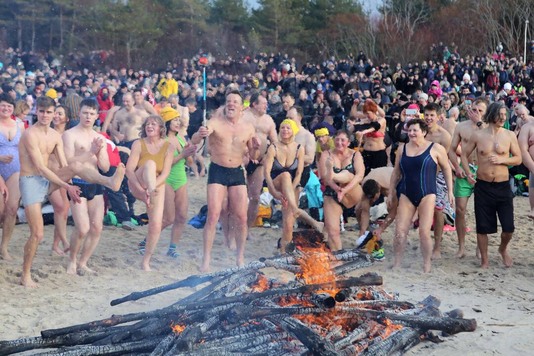 Sveikuoliai nėrė į Baltijos jūrą