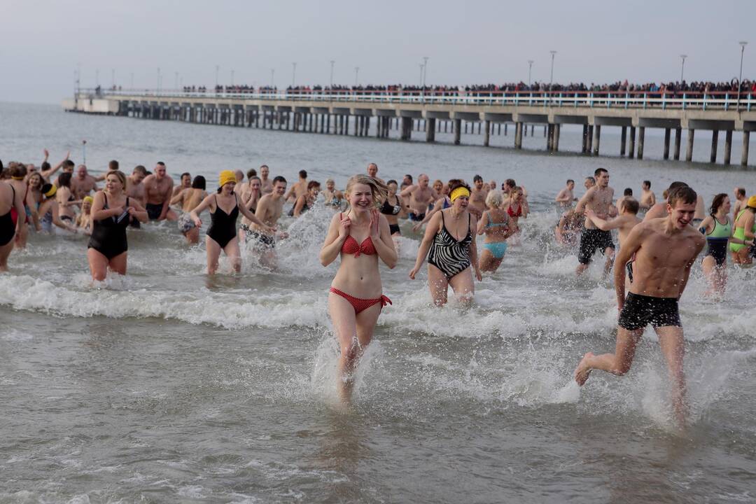 Sveikuoliai nėrė į Baltijos jūrą