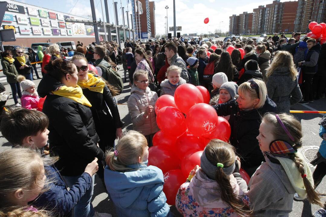 400 Klaipėdos mokinių šoko bendrą Draugystės šokį