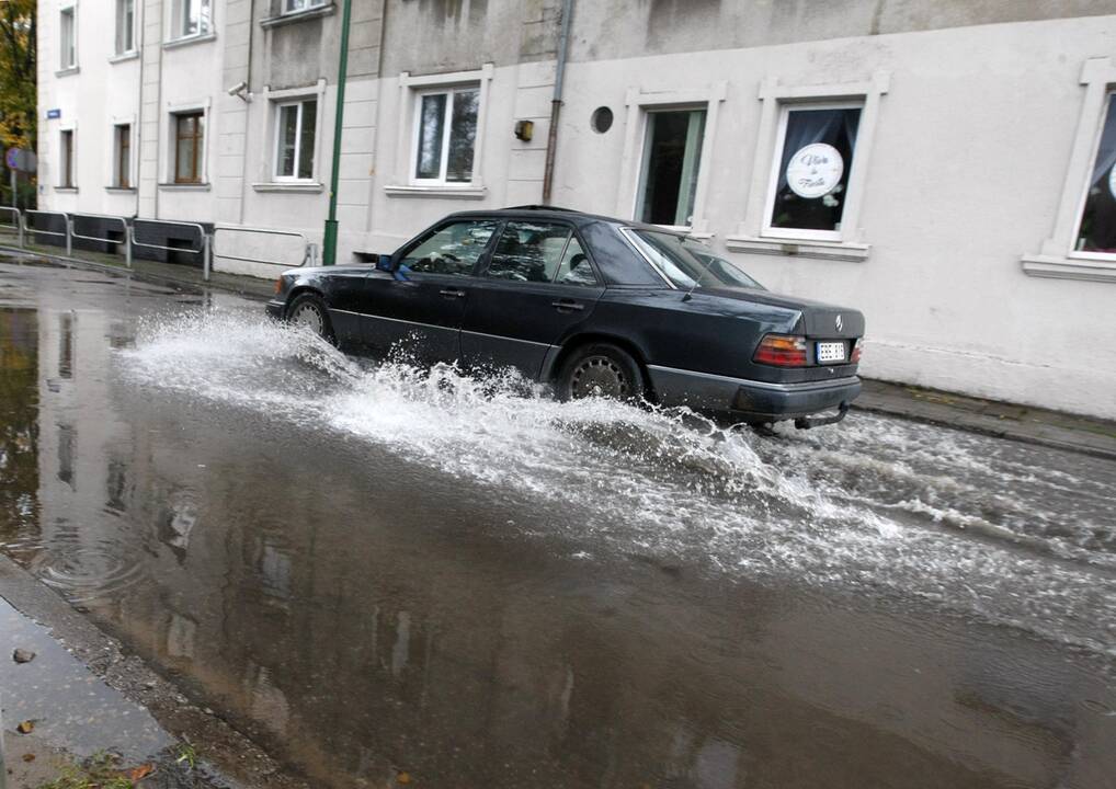 Rudeniški lietūs skandina miestą