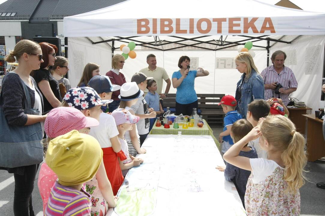 Bibliotekos palapinėje – linksmieji eksperimentai