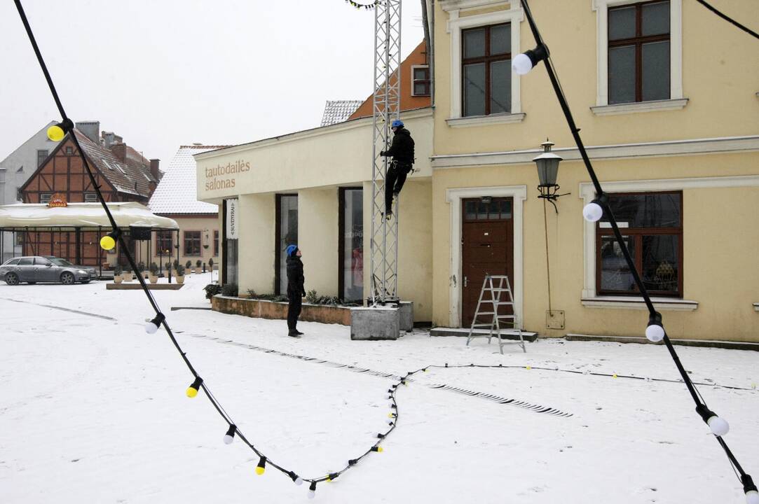 Uostamiesčio eglutė virs sūpynėmis