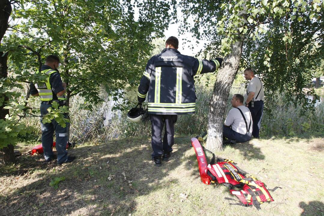 Klaipėdoje nuo tilto į upę nušokusio vyro atgaivinti nepavyko