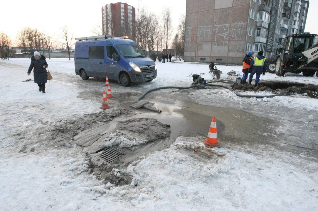 Vandentiekio avarija Naujakiemio gatvėje