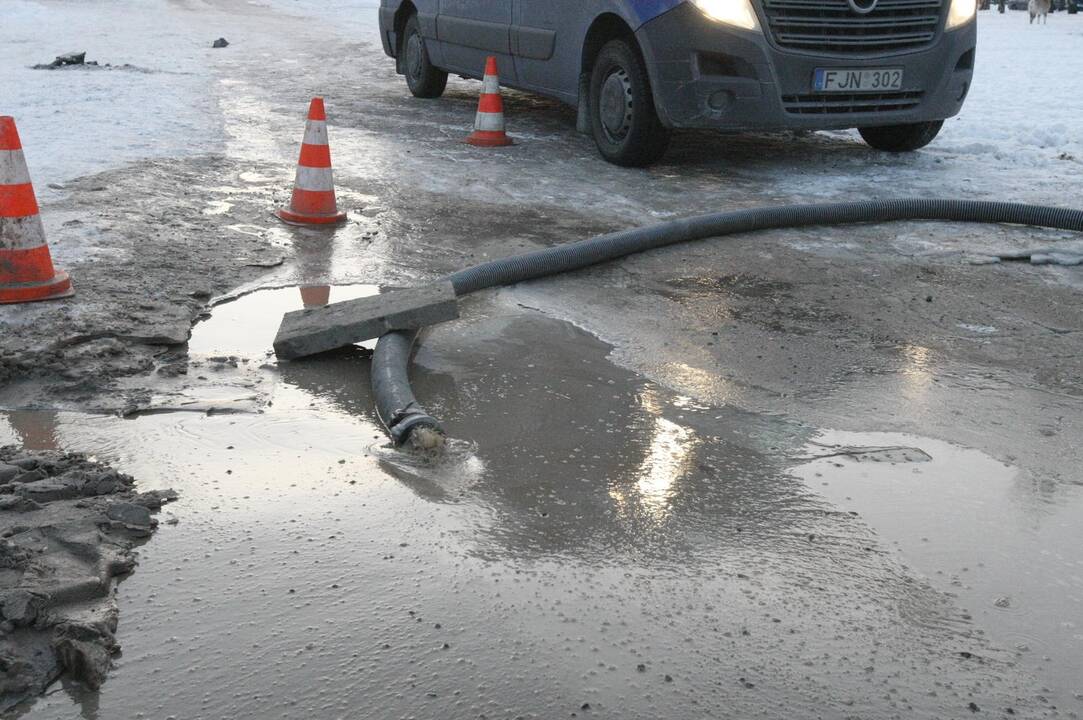 Vandentiekio avarija Naujakiemio gatvėje