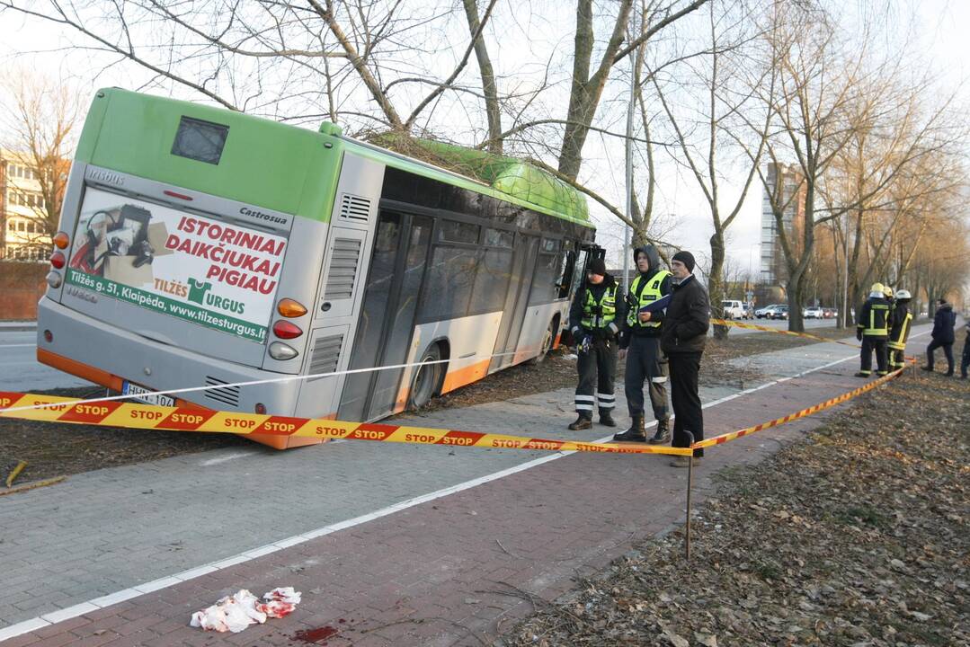 Kraupi avarija Klaipėdoje: autobusas rėžėsi į medį, sužeisti keleiviai 