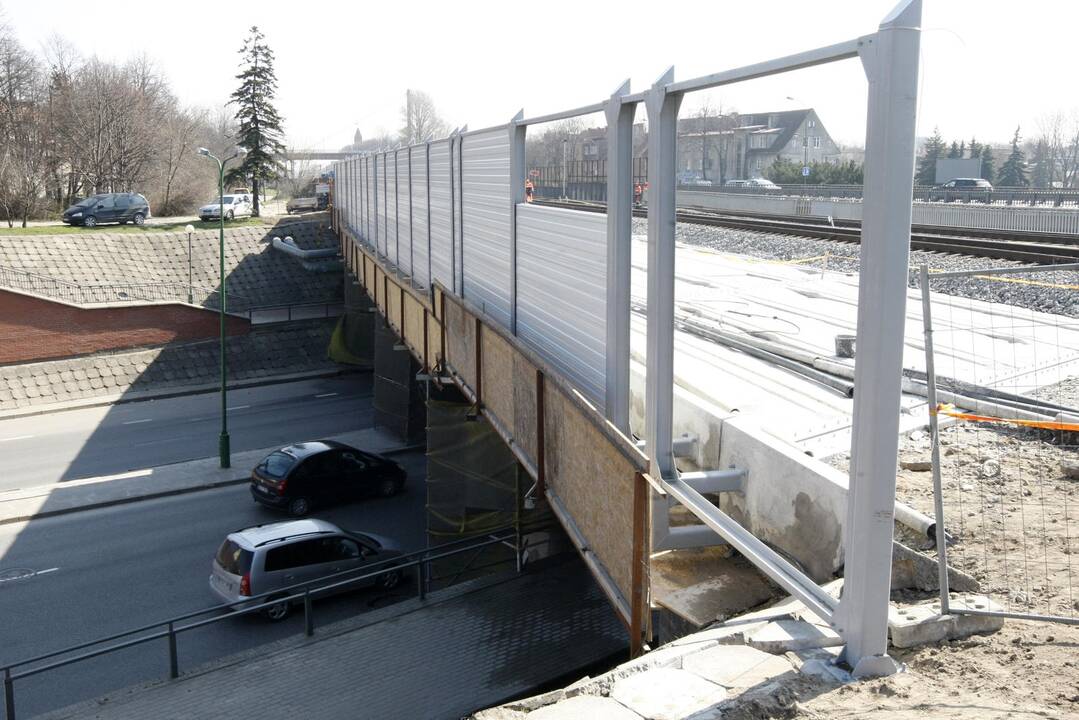 Ant viaduko įrengė sienelę
