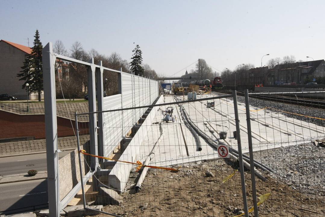 Ant viaduko įrengė sienelę