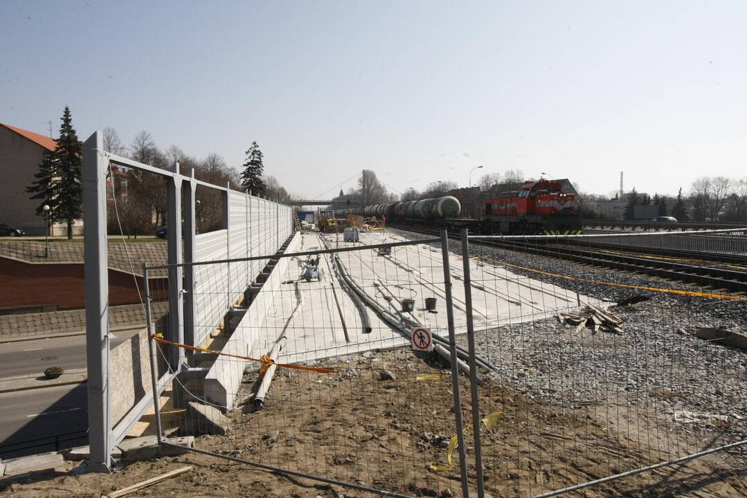 Ant viaduko įrengė sienelę