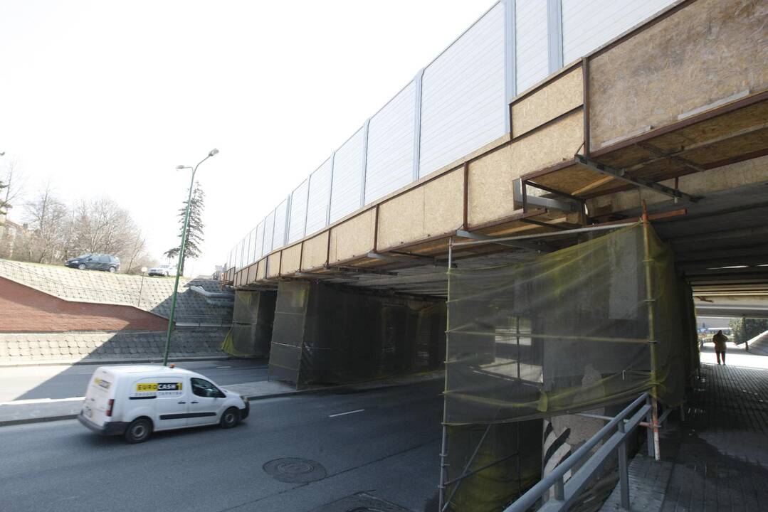 Ant viaduko įrengė sienelę