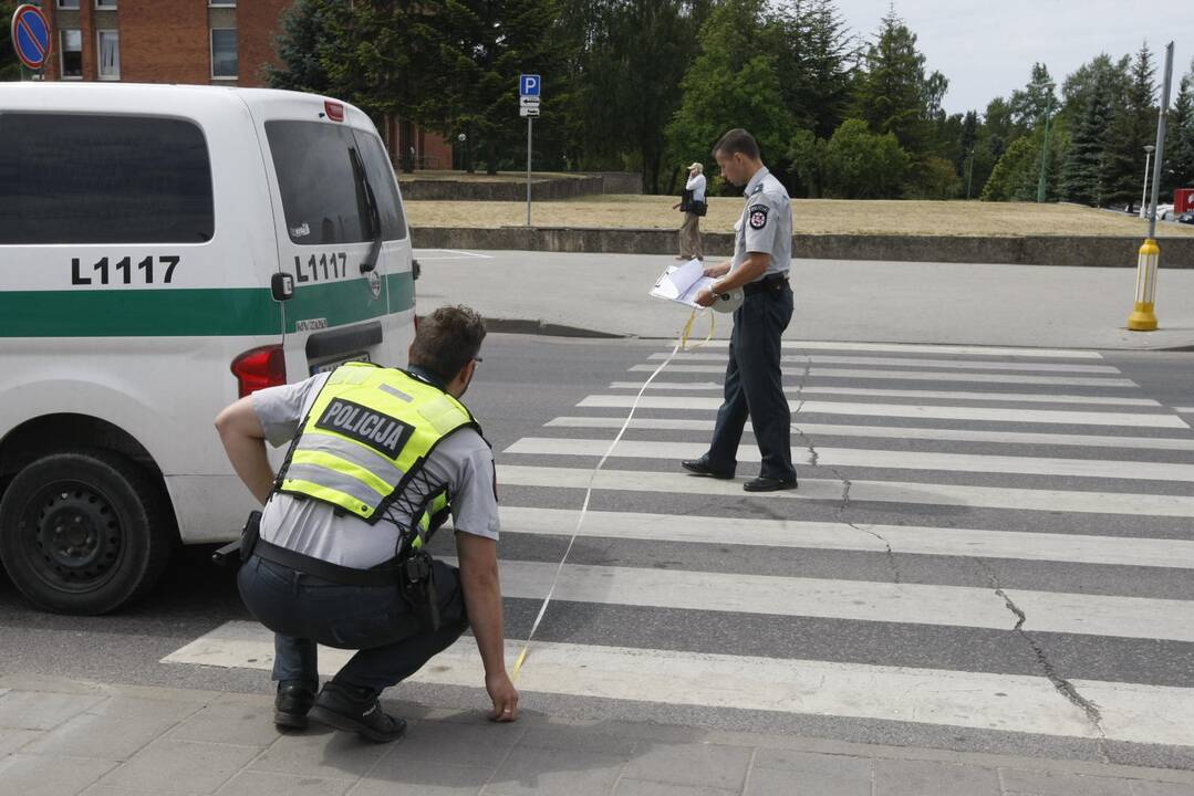 Pėsčiųjų perėjoje partrenktos dvi moterys