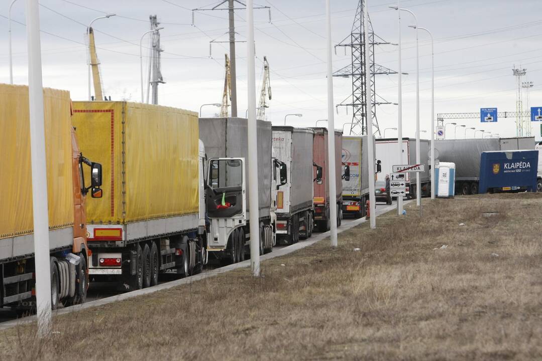 Valdininkai siūlo pamaitinti eilėje laukiančius vežėjus