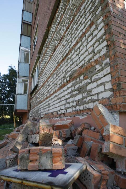 Klaipėdoje triušmingai nugriuvo dalis daugiabučio fasado