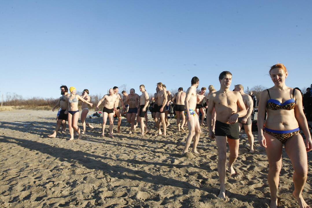 Sveikuoliai nėrė į ledinę Baltiją