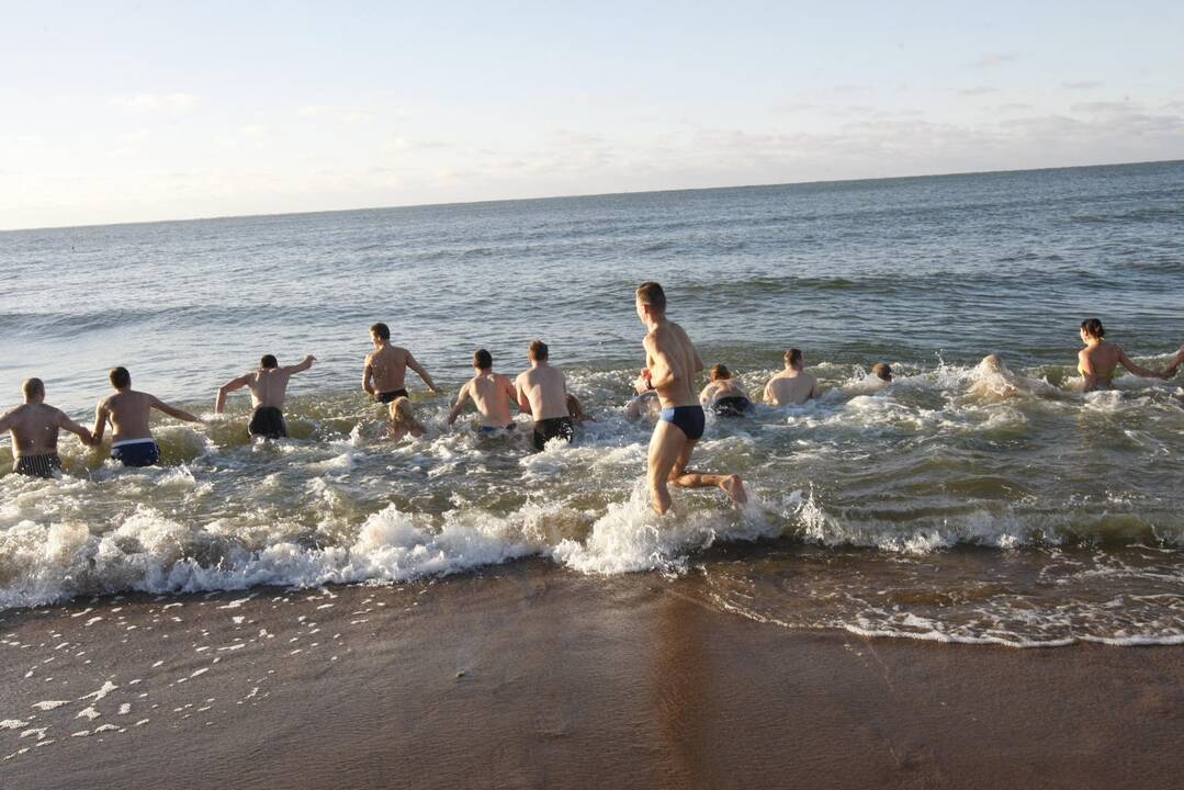 Sveikuoliai nėrė į ledinę Baltiją