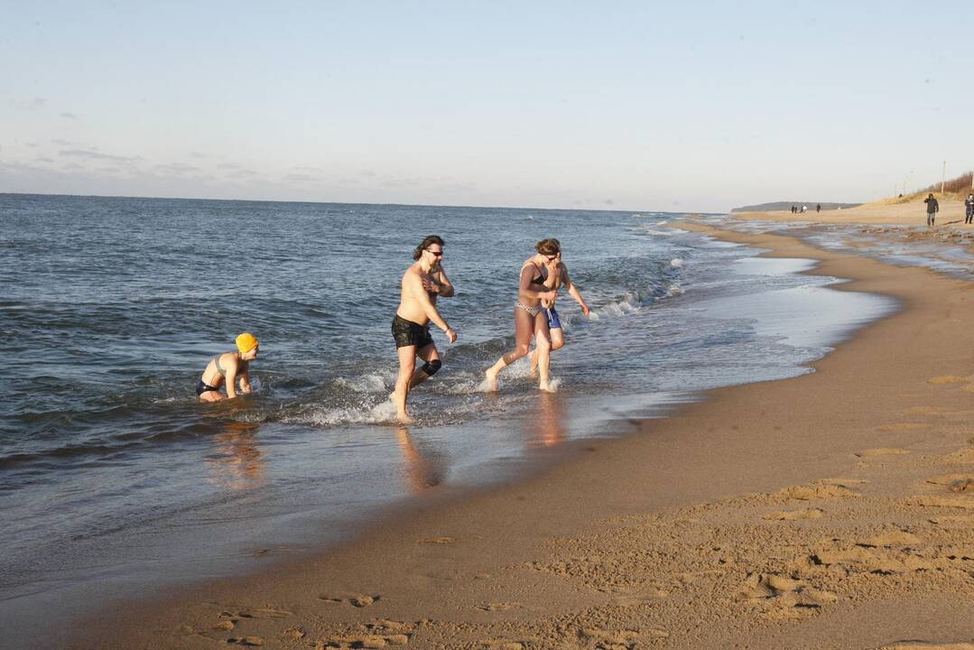 Sveikuoliai nėrė į ledinę Baltiją