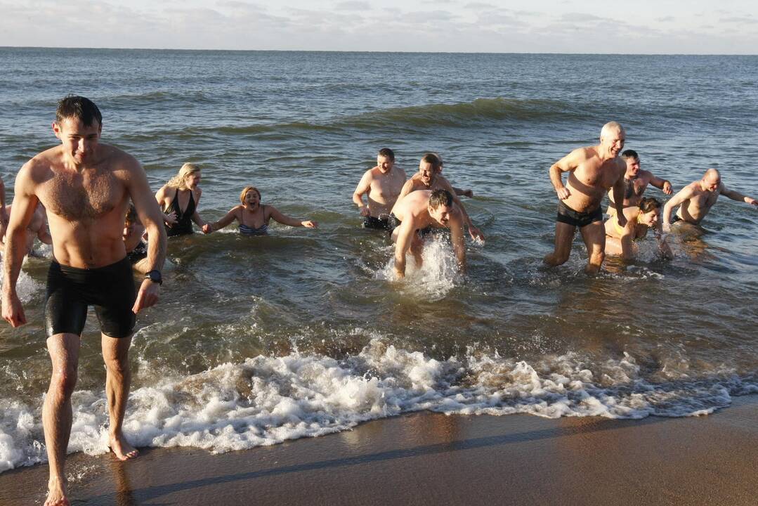 Sveikuoliai nėrė į ledinę Baltiją