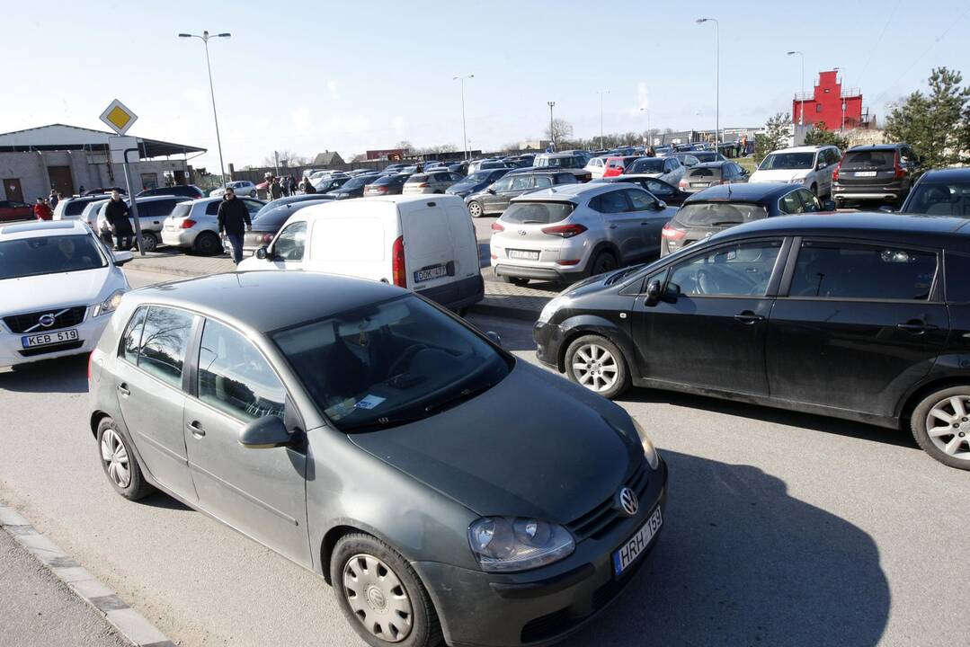 Klaipėdiečiai plūstelėjo prie jūros