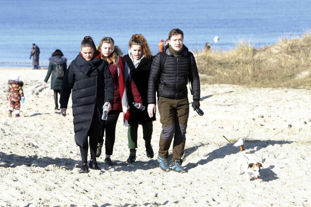 Klaipėdiečiai plūstelėjo prie jūros