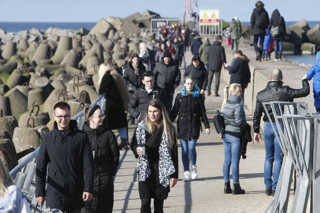 Klaipėdiečiai plūstelėjo prie jūros