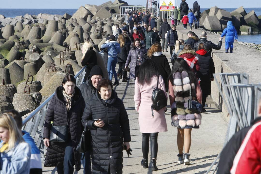 Klaipėdiečiai plūstelėjo prie jūros