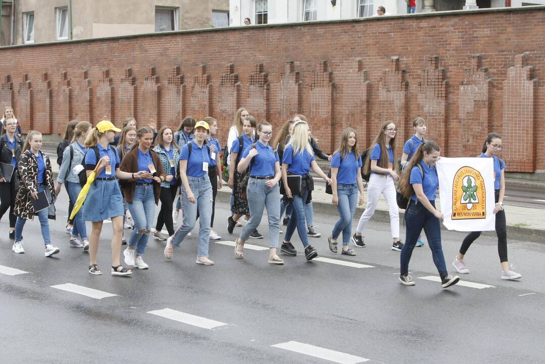 Chorų dalyvių eisena Klaipėdoje