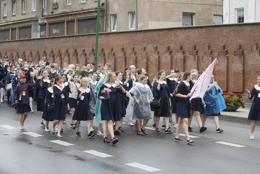 Chorų dalyvių eisena Klaipėdoje