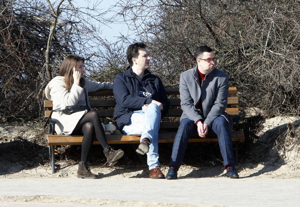 Klaipėdiečiai plūstelėjo prie jūros