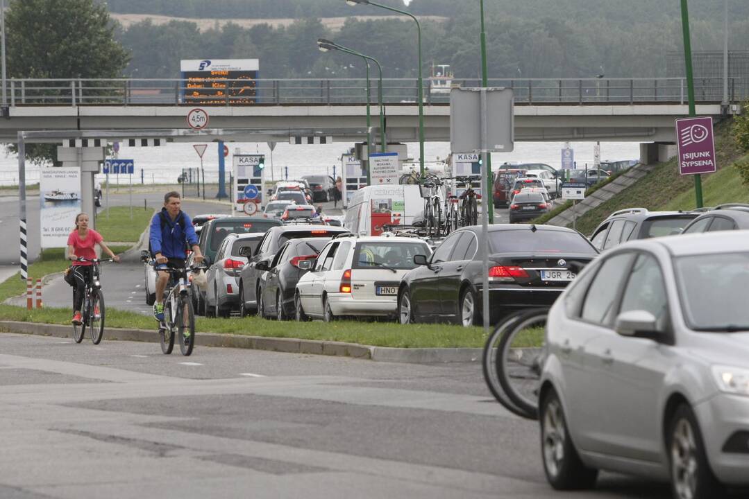 Prie keltų – automobilių spūstys